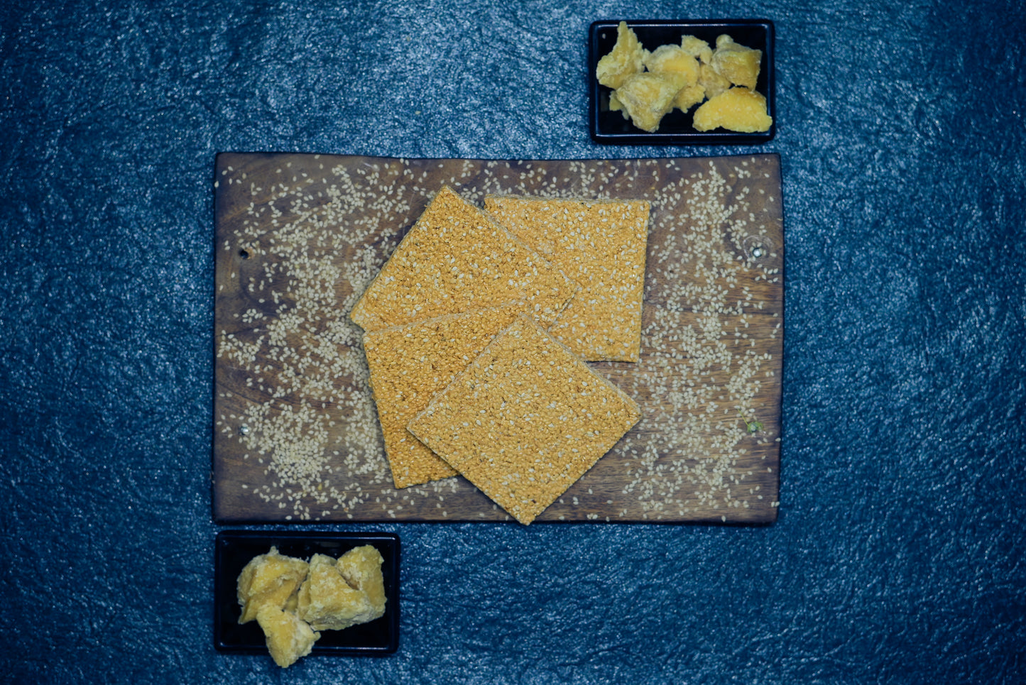 Rewra sesame sweet rolls on green plate